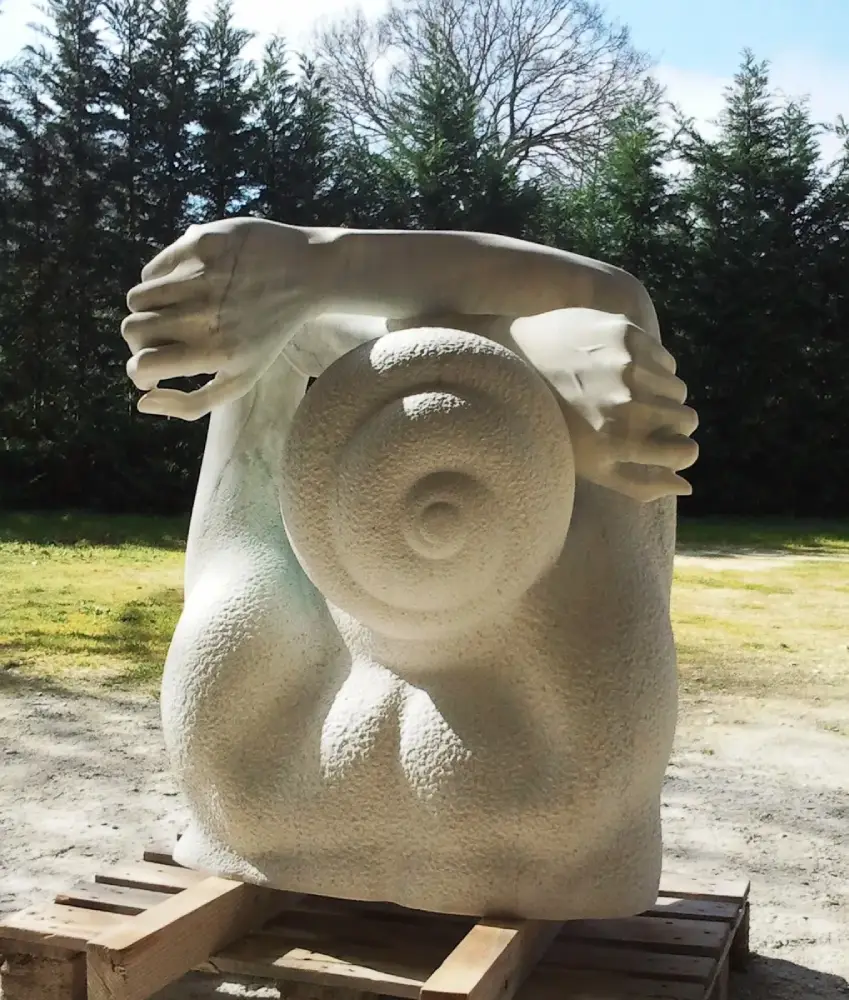 Escultura Ánima Anmonoidea Talla en mármore do artista Xosé Lois Carreira