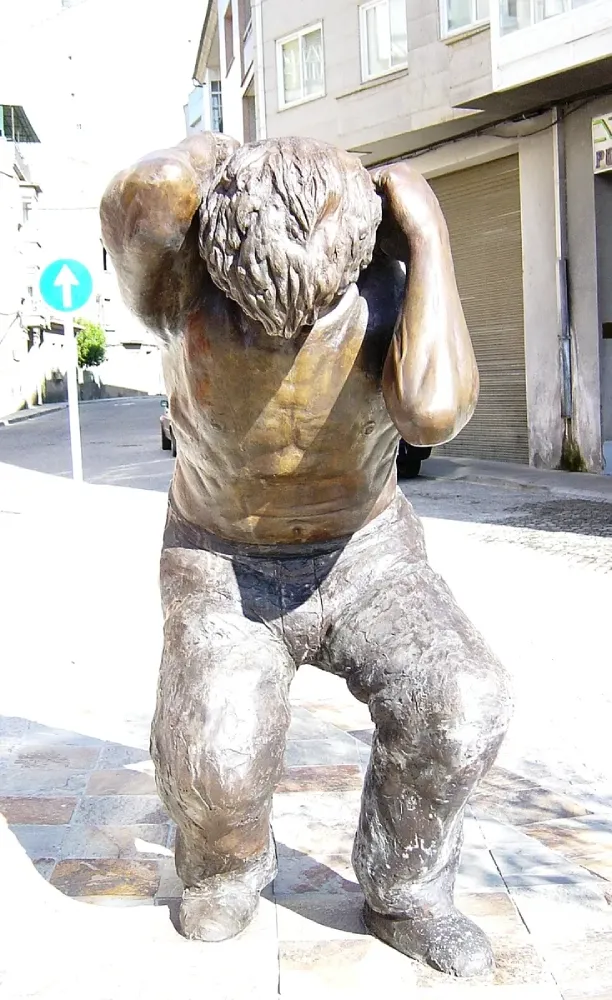 Escultura O Carboeiro Escultura en bronce do artista Xosé Lois Carreira