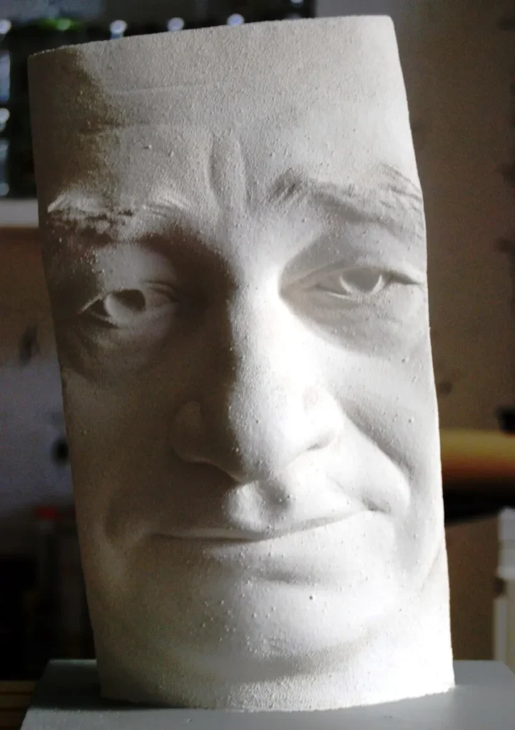 Escultura Homenaxe a Carlos Casares do artista Xosé Lois Carreira