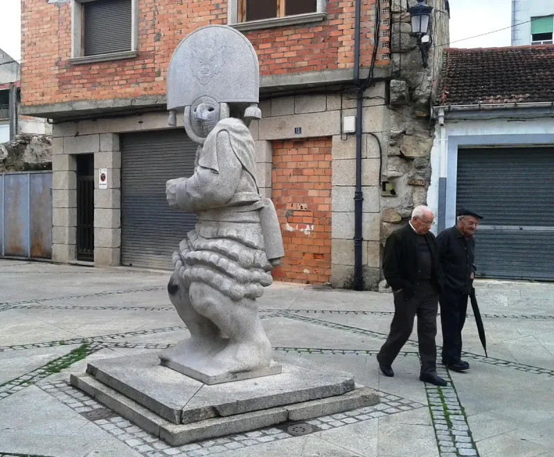Escultura O Cigarrón Escultura en granito do artista Xosé Lois Carreira