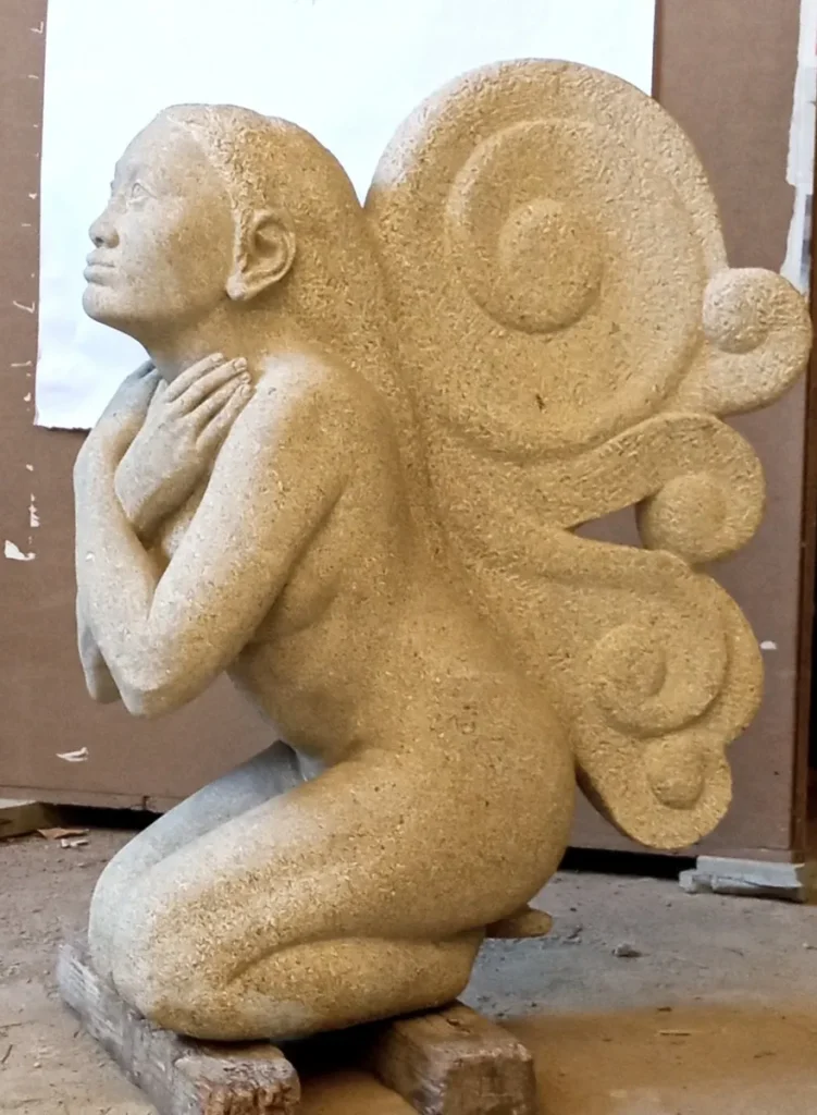 Escultura Cinyphe Talla en granito do artista Xosé Lois Carreira