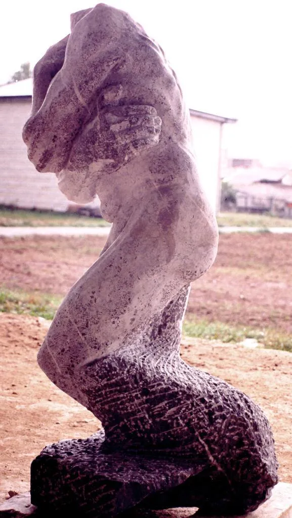 Escultura Frío Escultura en granito do artista Xosé Lois Carreira