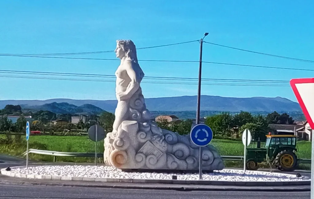 Escultura Limuhe, A dama da Lagóa Escultura en granito do artista Xosé Lois Carreira