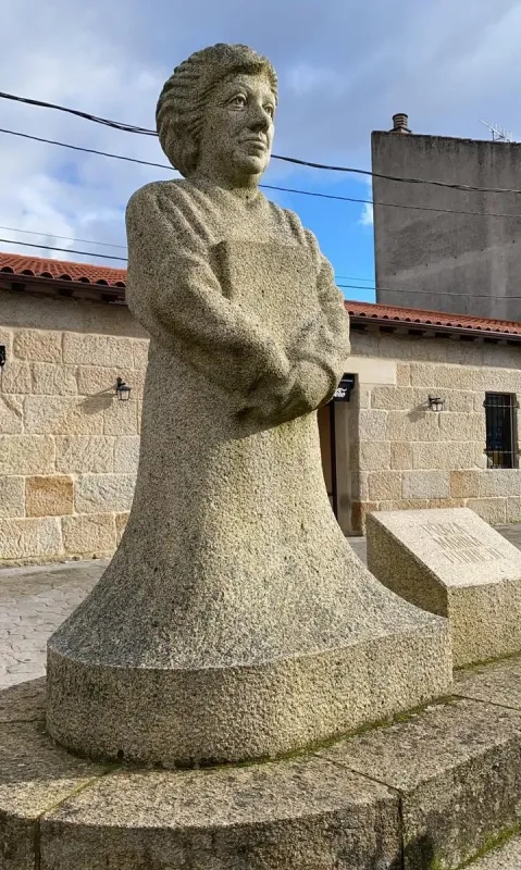 Escultura Escultura Marina Cuquejo Escultura en granito do artista Xosé Lois Carreira