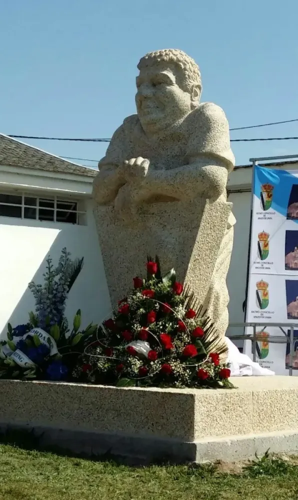 Escultura Toñito Maestro, O Maestro Escultura en granito do artista Xosé Lois Carreira
