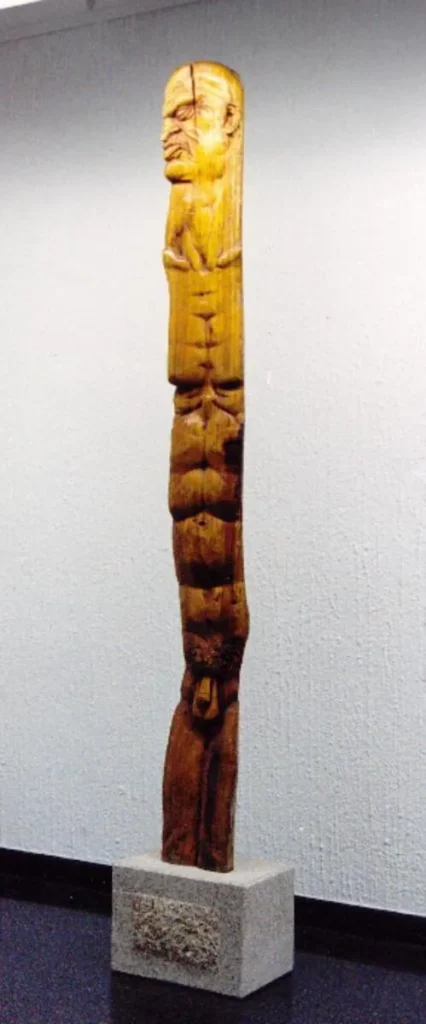 Escultura Totem Talla en madeira de pino do artista Xosé Lois Carreira